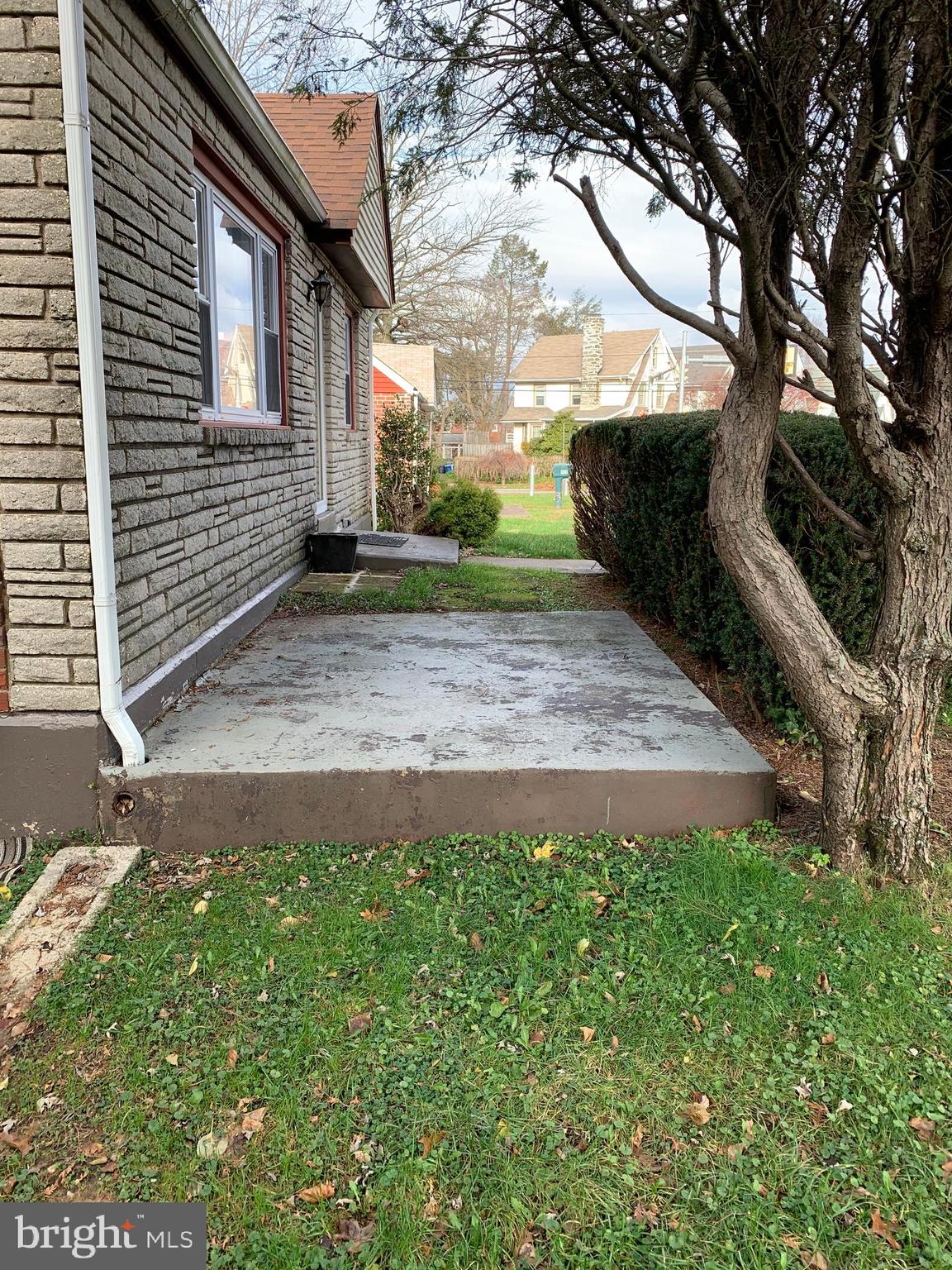 644 South Eagle Road Havertown, PA 19083 - Photo 4 of 26 Private front yard patio