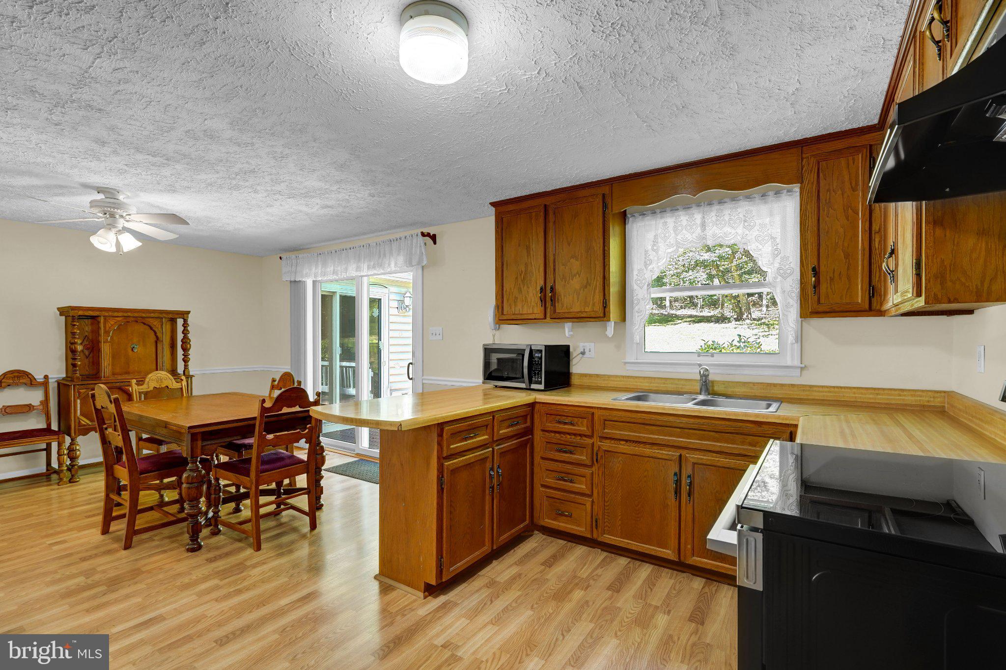 6067 Pilgrims Rest Road Broad Run, VA 20137 - Photo 20 of 58 Bright and inviting kitchen space.
