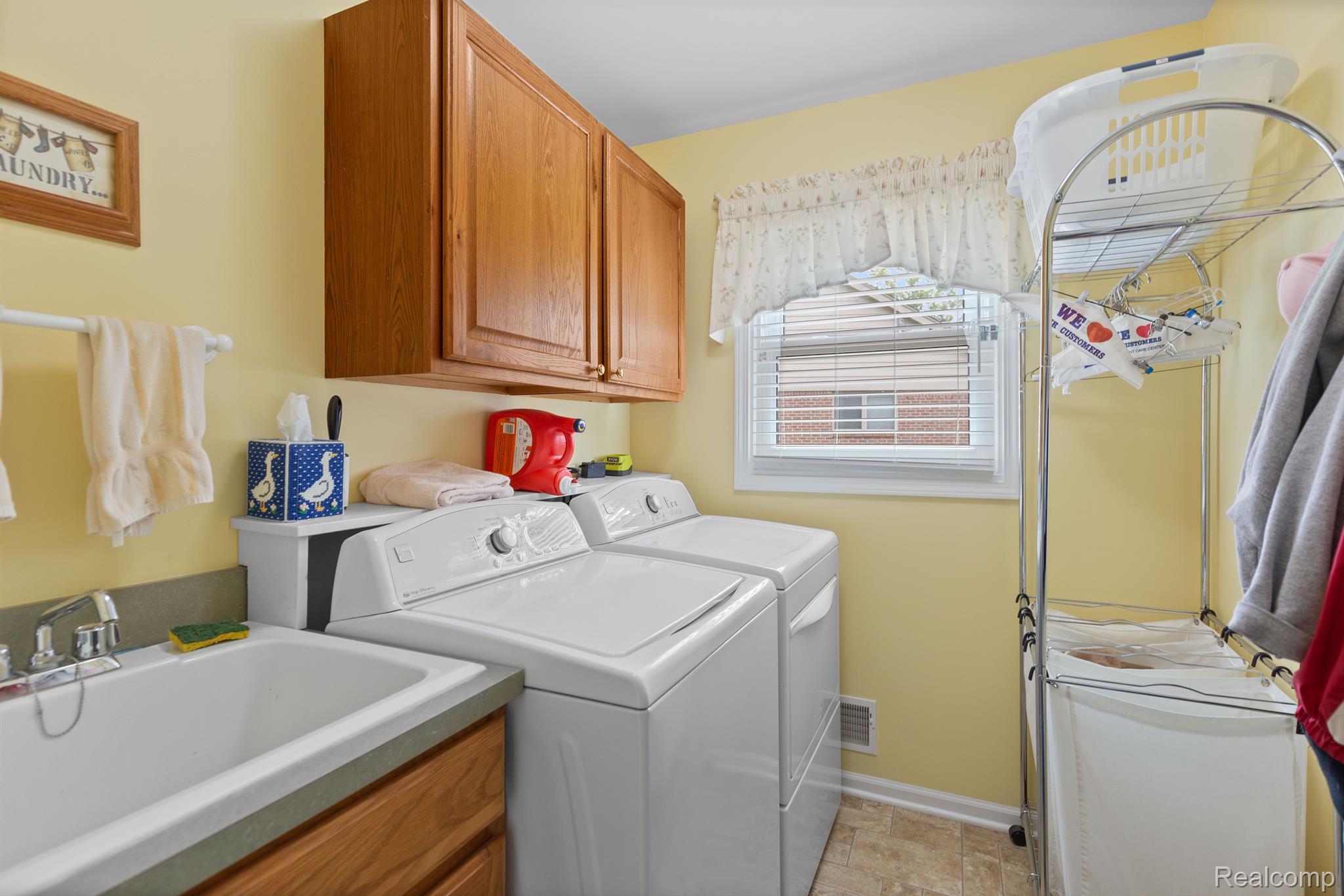 2017 Roundtree Rochester, MI 48307 - Photo 23 of 36 Gallery Image 23