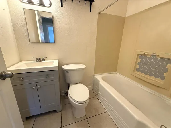$1,550 | 12127 Gulf Boulevard, Unit 5, Treasure Island, FL 33706