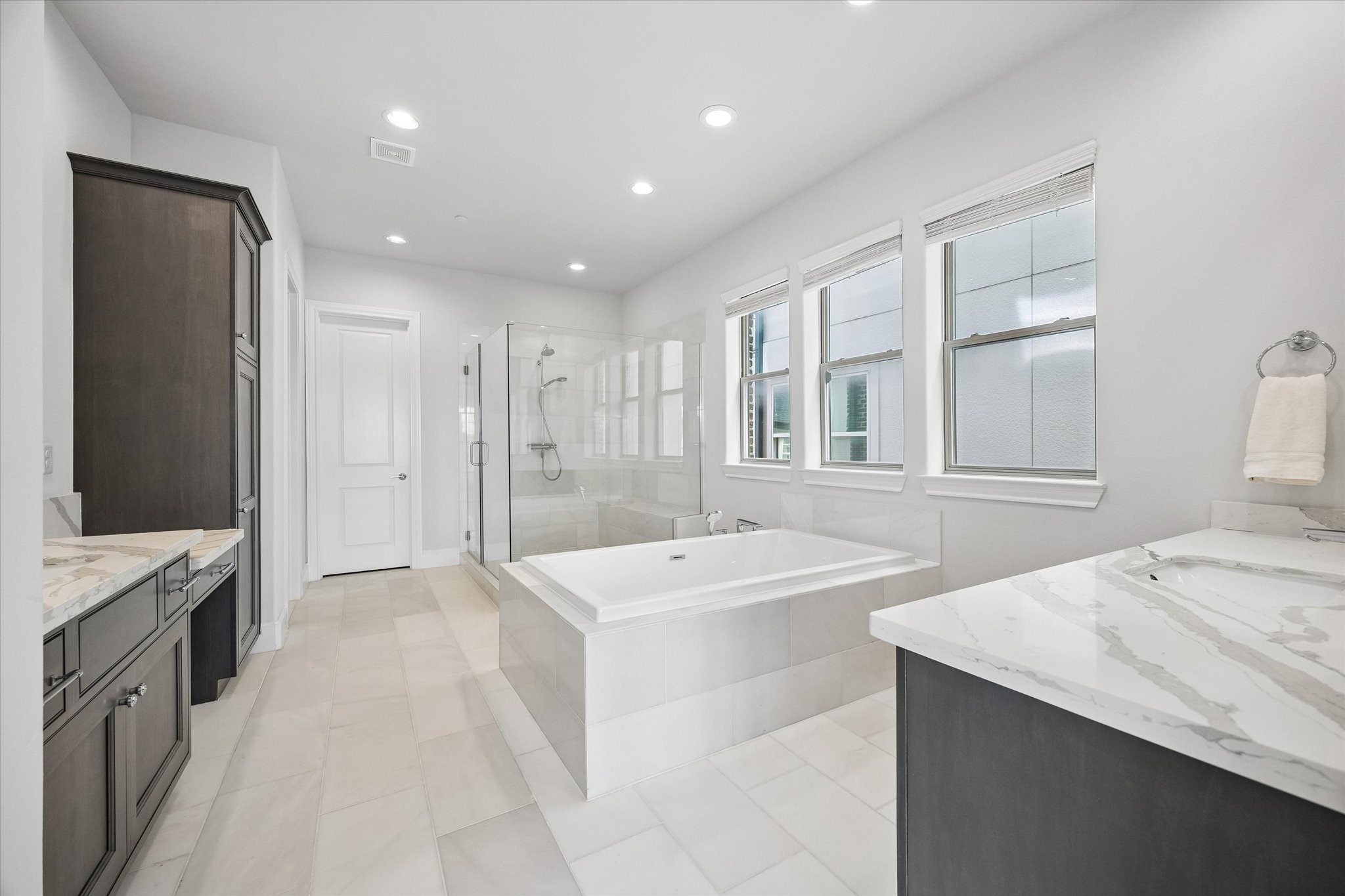 2727 Maxroy Street Houston, TX 77007 - Photo 22 of 46 Primary bathroom suite with two separate vanity areas.