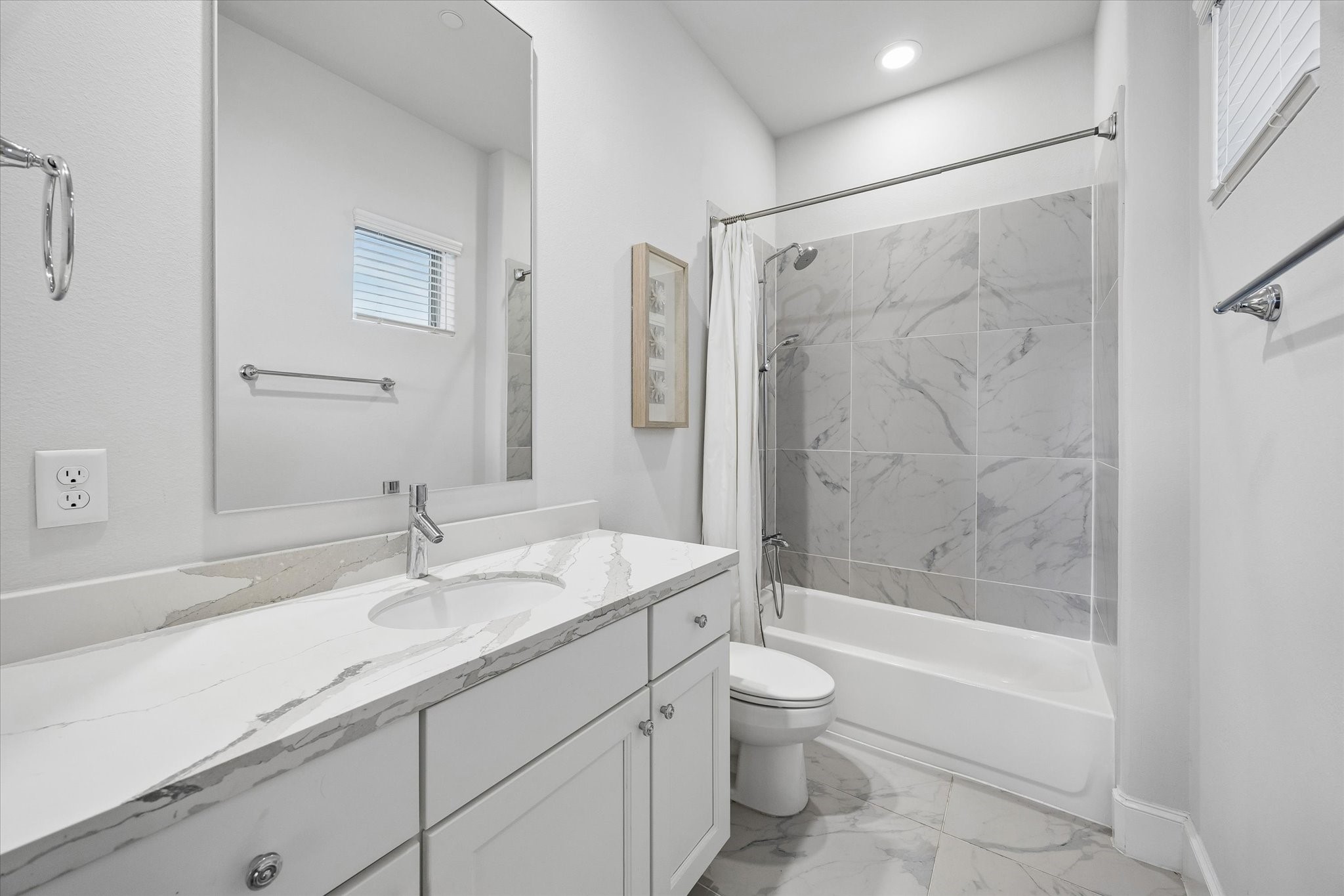2727 Maxroy Street Houston, TX 77007 - Photo 33 of 46 a bathroom with a sink toilet and shower