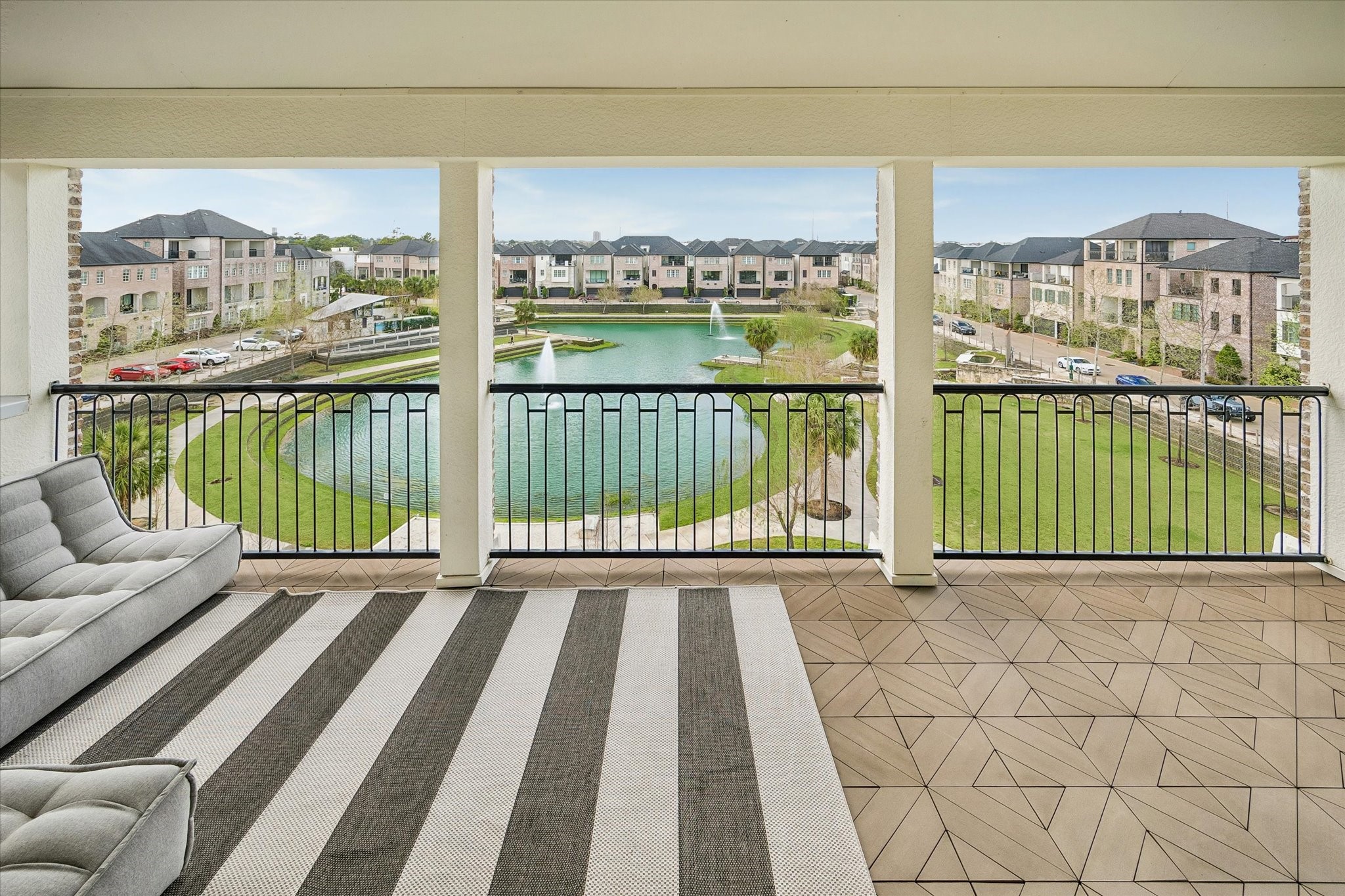 2727 Maxroy Street Houston, TX 77007 - Photo 41 of 46 a view of a city from a balcony