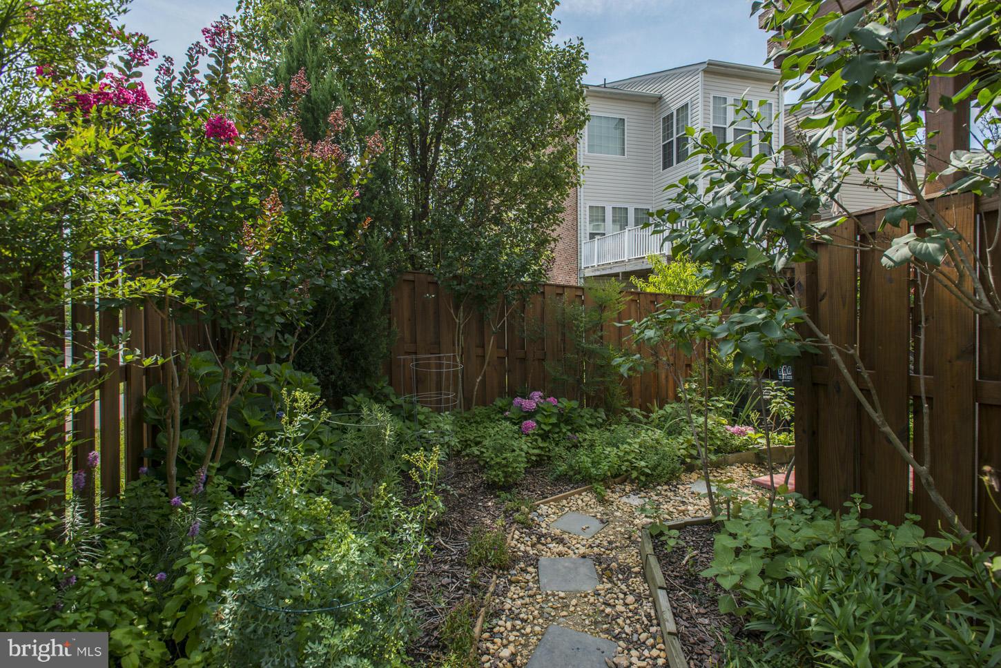 8933 Singleleaf Circle Lorton, VA 22079 - Photo 24 of 30 Exterior (Rear)