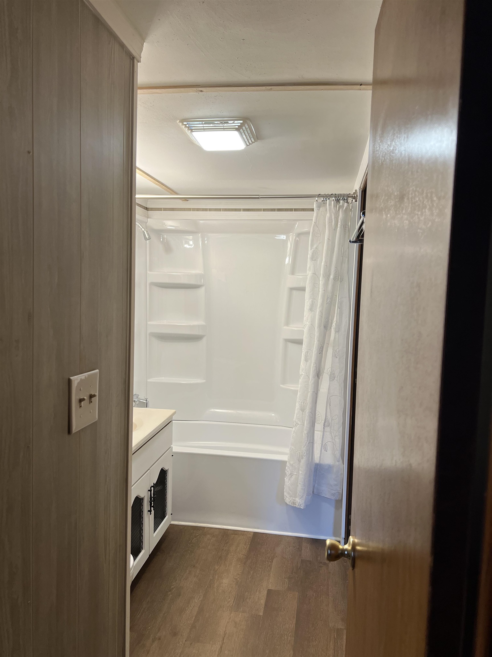 2107 Rivington Road Loves Park, IL 61111 - Photo 17 of 18 a bathroom with a glass shower door