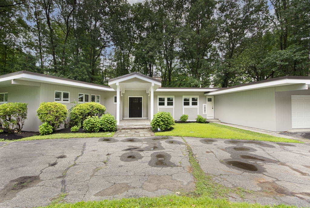 32 Aylesbury Road Worcester, MA 01609 - Photo 1 of 42 a front view of a house with garden