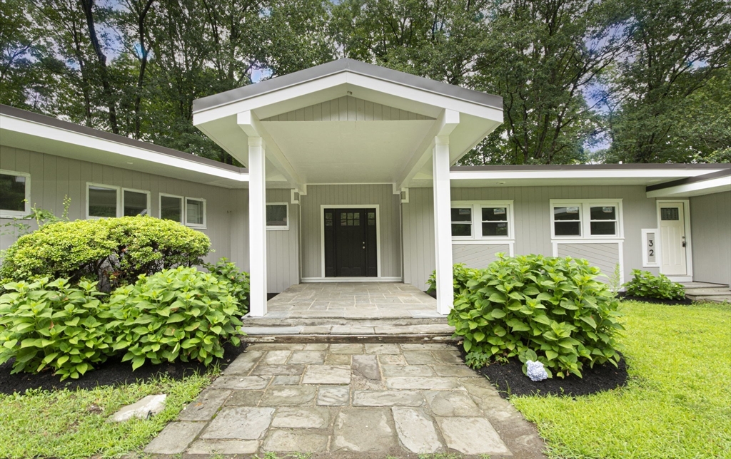 32 Aylesbury Road Worcester, MA 01609 - Photo 2 of 42 a front view of a house with garden