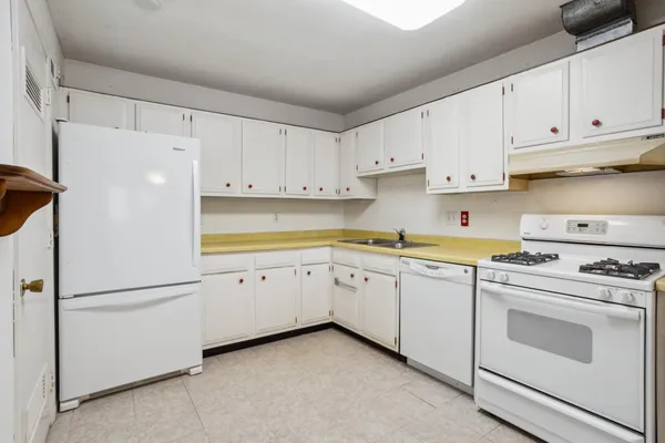 $179,900 | 8928 Neill Lake Road, Unit 105, Eden Prairie, MN 55347