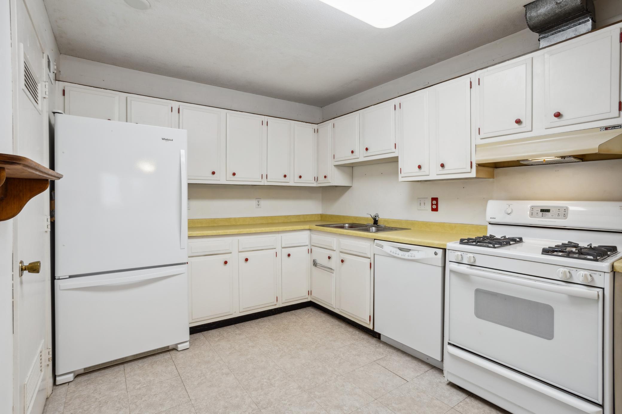 8928 Neill Lake Road, Unit 105 Eden Prairie, MN 55347 - Photo 5 of 17