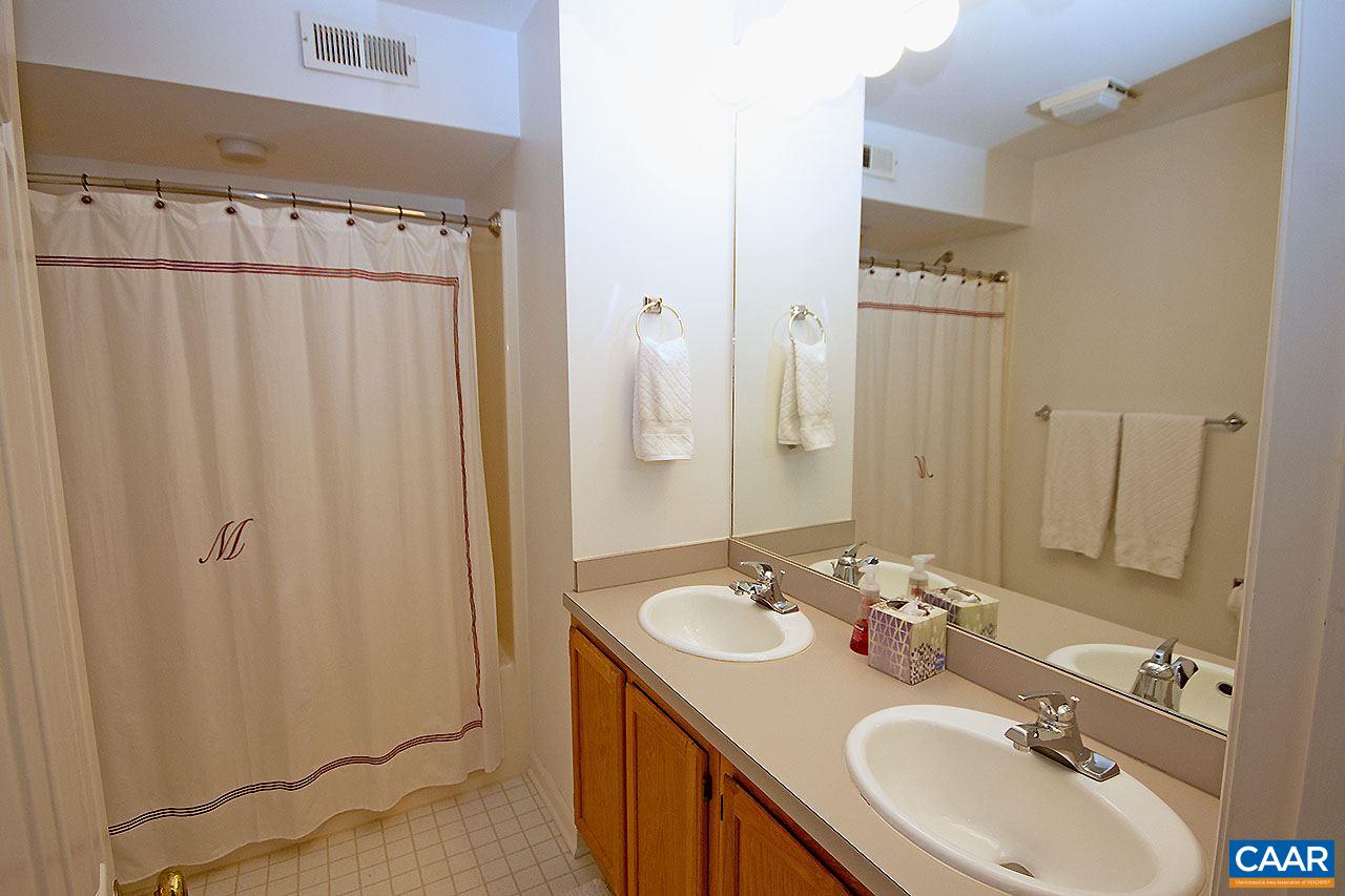 23 Shenandoah Ridge Roseland, VA 22967 - Photo 18 of 26 Attached master bath.