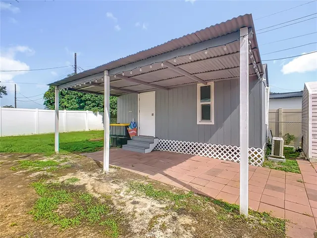 a view of a house with backyard and porch