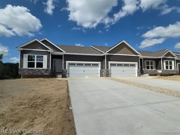 $340,000 | 856 Oakwood Circle, Unit 44, Fenton, MI 48430
