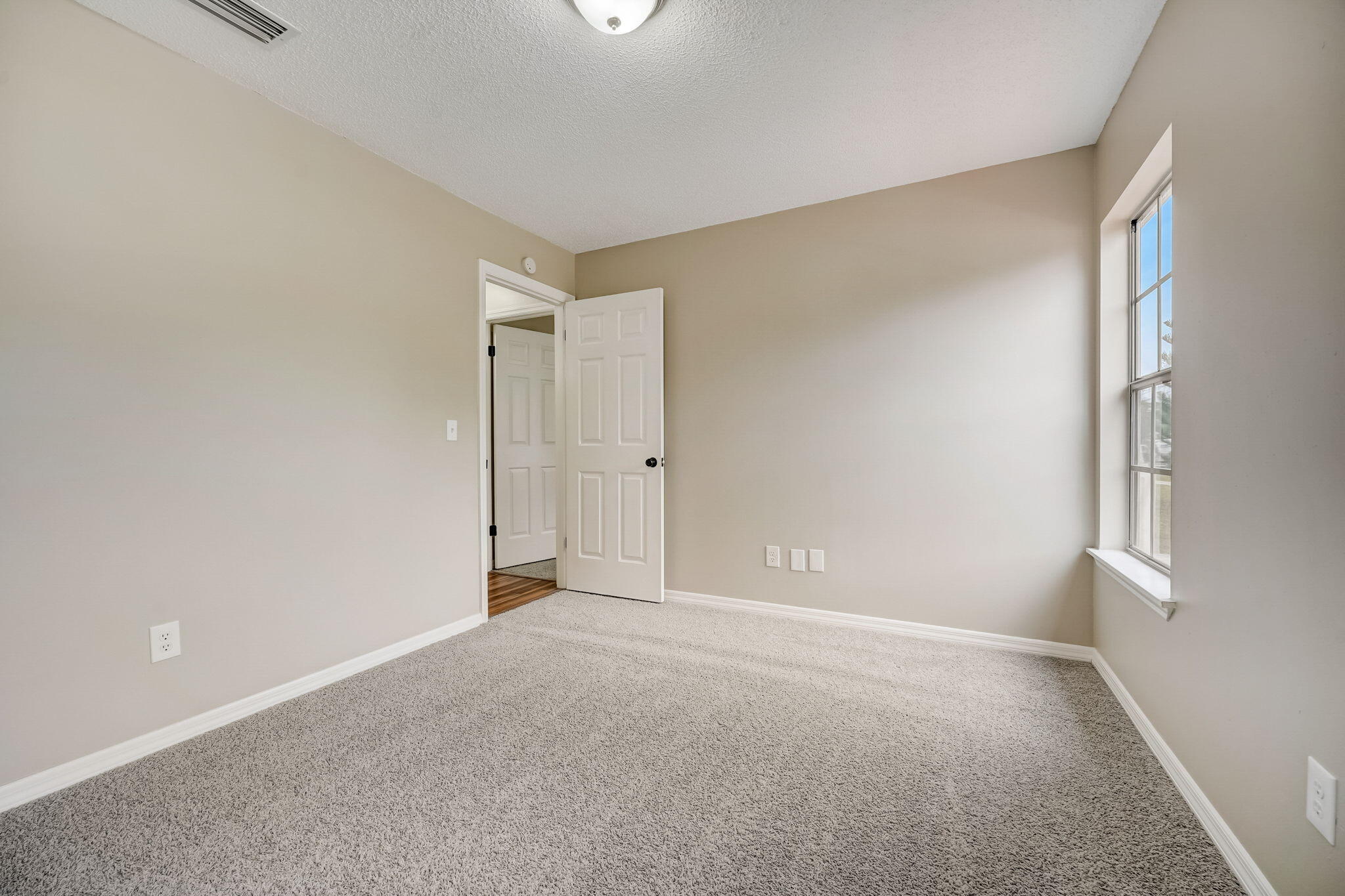 1092 Thompson Road Southwest Palm Bay, FL 32908 - Photo 9 of 17 a view of an empty room