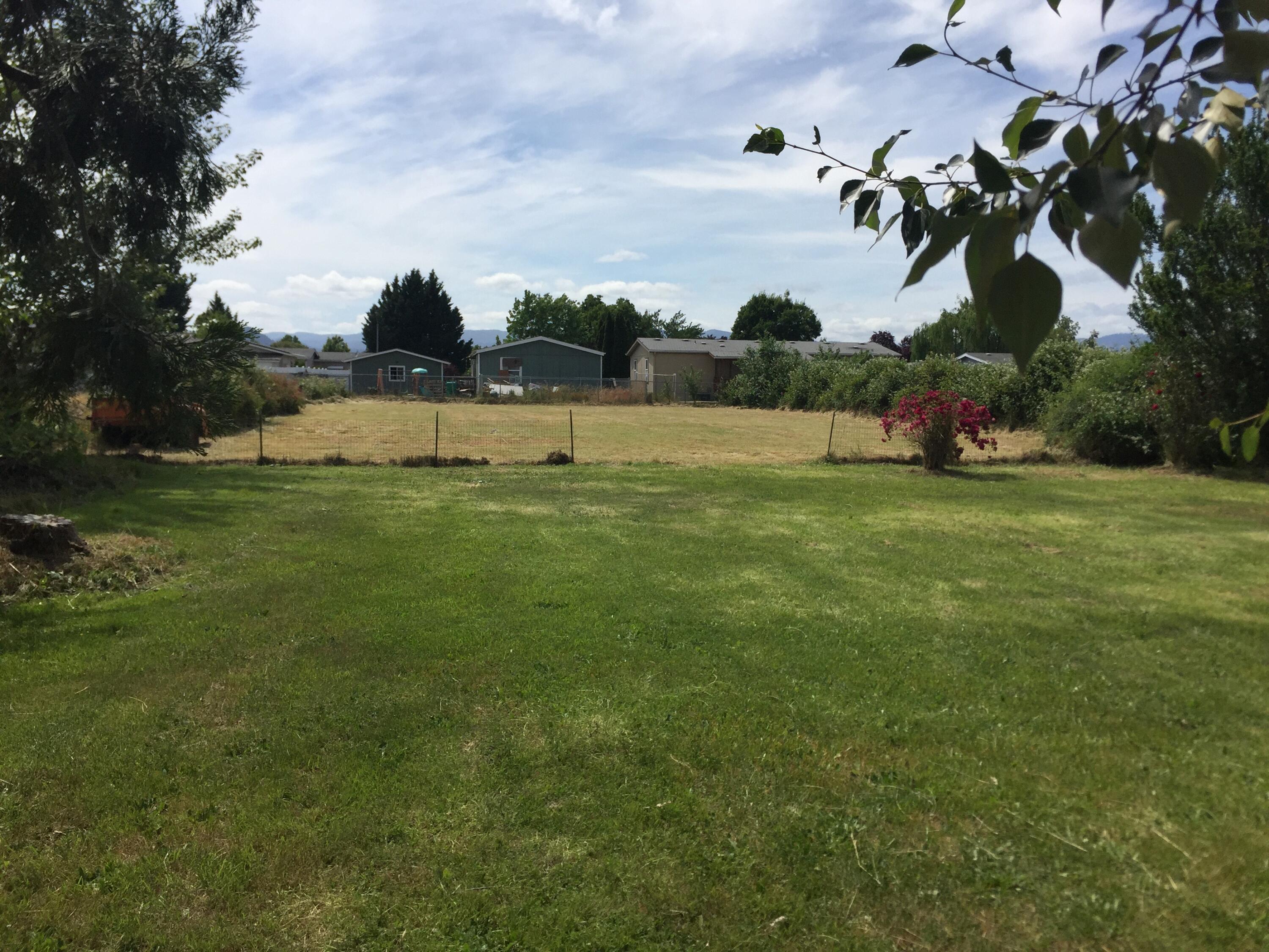 1694 Dowell Road Grants Pass, OR 97527 - Photo 3 of 28 IMG_9081