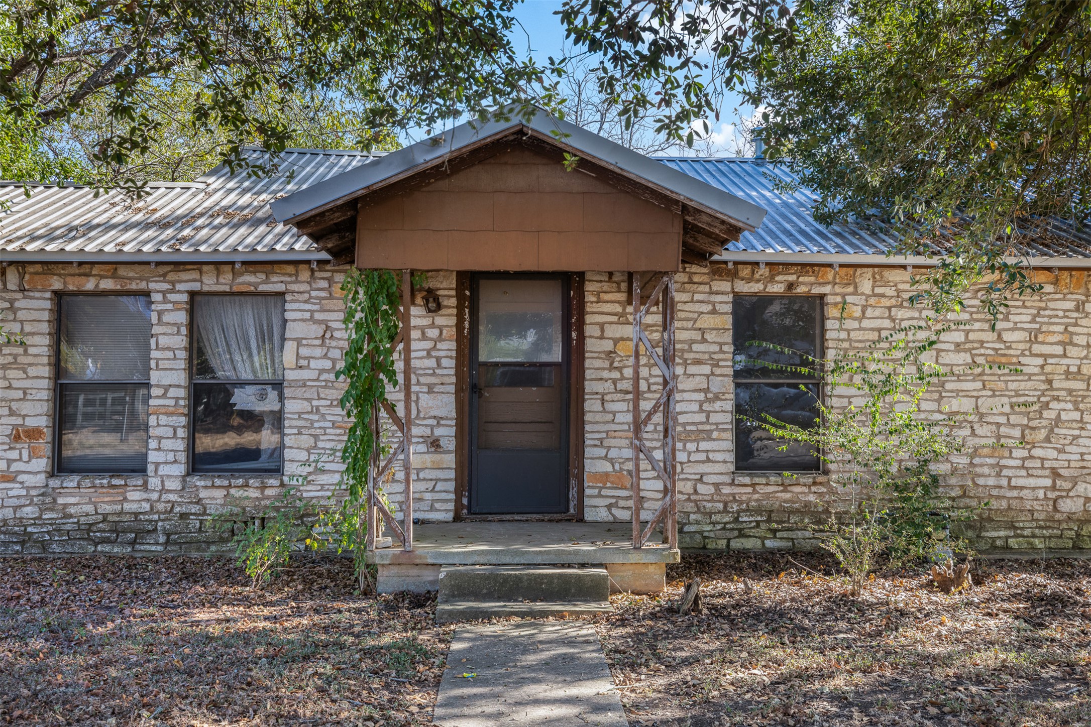 517 First Street Lexington, TX 78947 - Photo 4 of 37 a front view of a house with garden