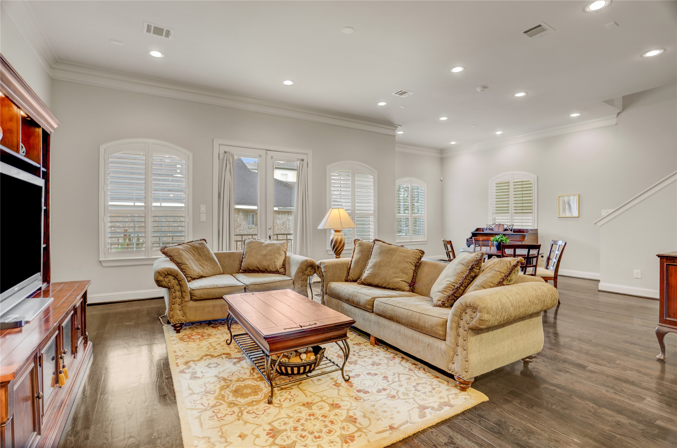5637 Kiam Street, Unit D Houston, TX 77007 - Photo 6 of 12 a living room with furniture wooden floor and a flat screen tv