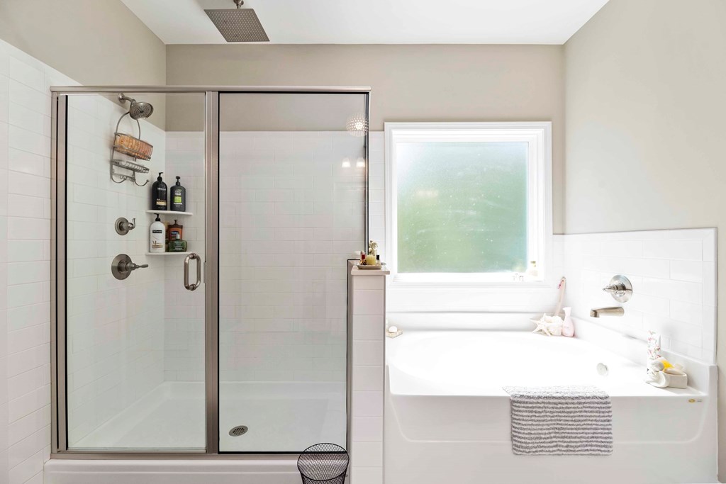 5730 Lower Blue Springs Road Hamilton, GA 31811 - Photo 34 of 40 Soaker Tub w/ Separate Tiled Shower
