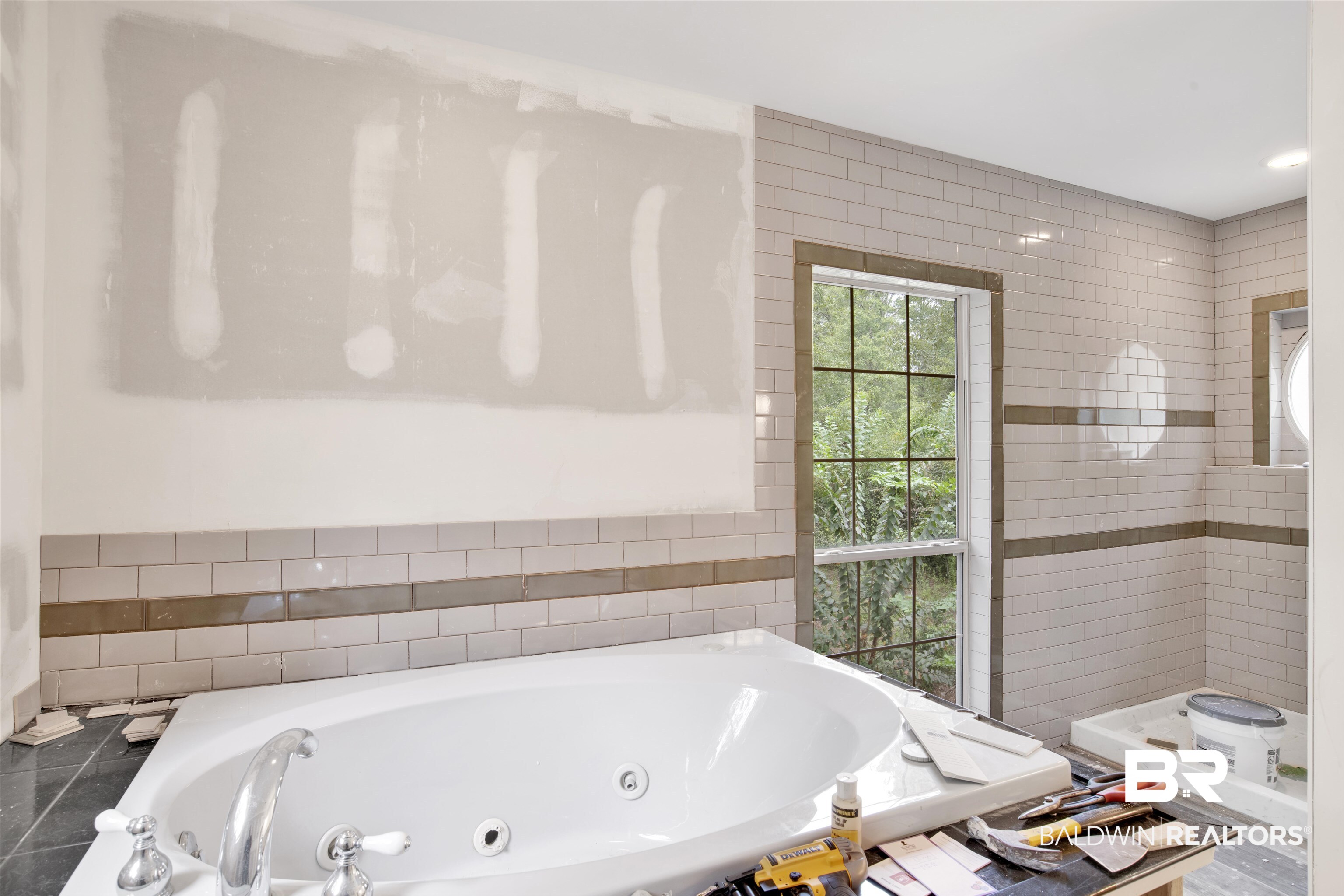 7641 Hitt Road Mobile, AL 36695 - Photo 18 of 29 Bathroom with a bath