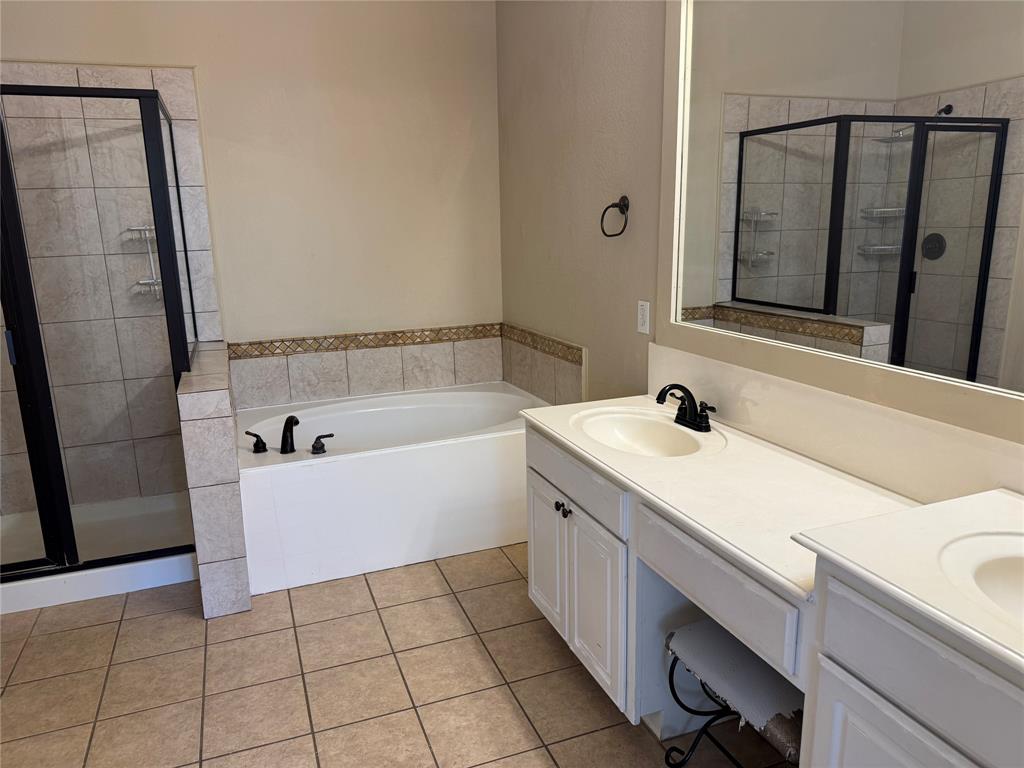 8272 Beartooth Drive Frisco, TX 75036 - Photo 13 of 16 a bathroom with a bathtub sink and mirror