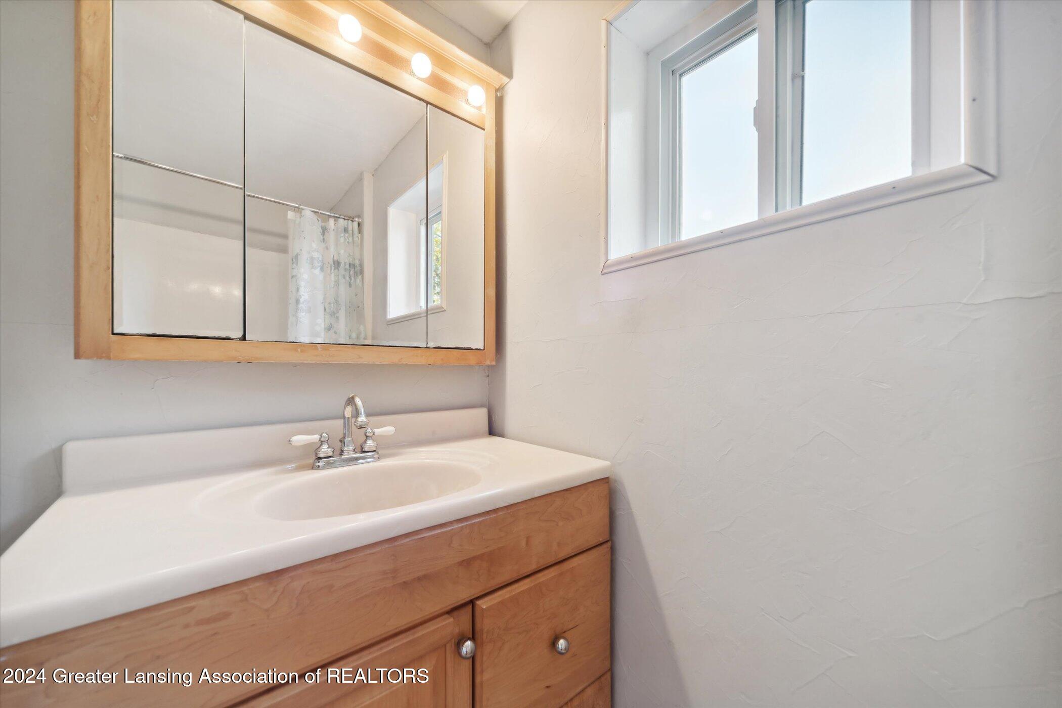 601 Ridgewood Avenue Lansing, MI 48910 - Photo 15 of 35 19-601-Ridgewood-Ave-Lansing-MI-48910-Wi