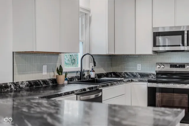 $269,900 | 2815 Yellowwood Court, Columbus, IN 47203