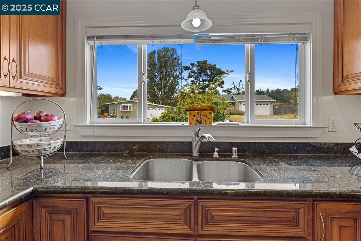 3034 Parker Road Richmond, CA 94806 - Photo 8 of 35