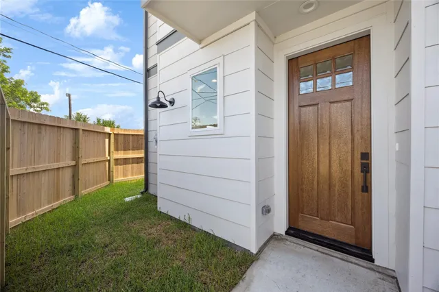 $2,750 | 2810 Mills Street, Houston, TX 77026