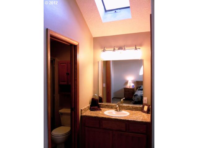 5205 Southwest Alfred Street Portland, OR 97219 - Photo 8 of 16 Gallery Image 8
