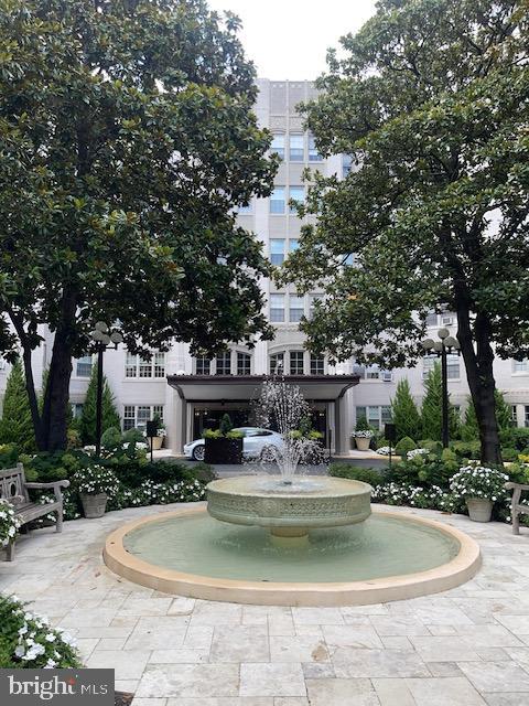 a view of a water fountain in the middle of a yard