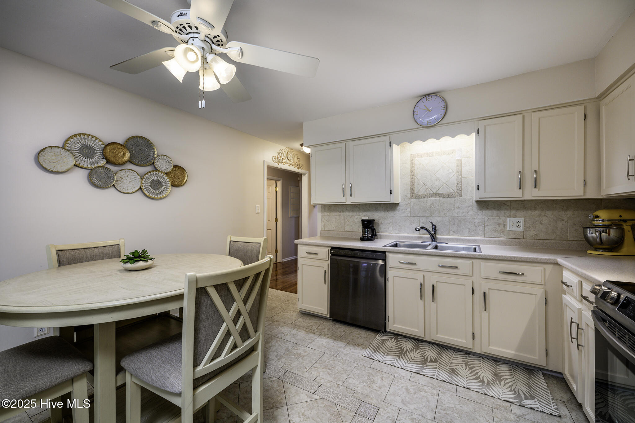 2408 Educational Drive New Bern, NC 28562 - Photo 13 of 38 Kithen