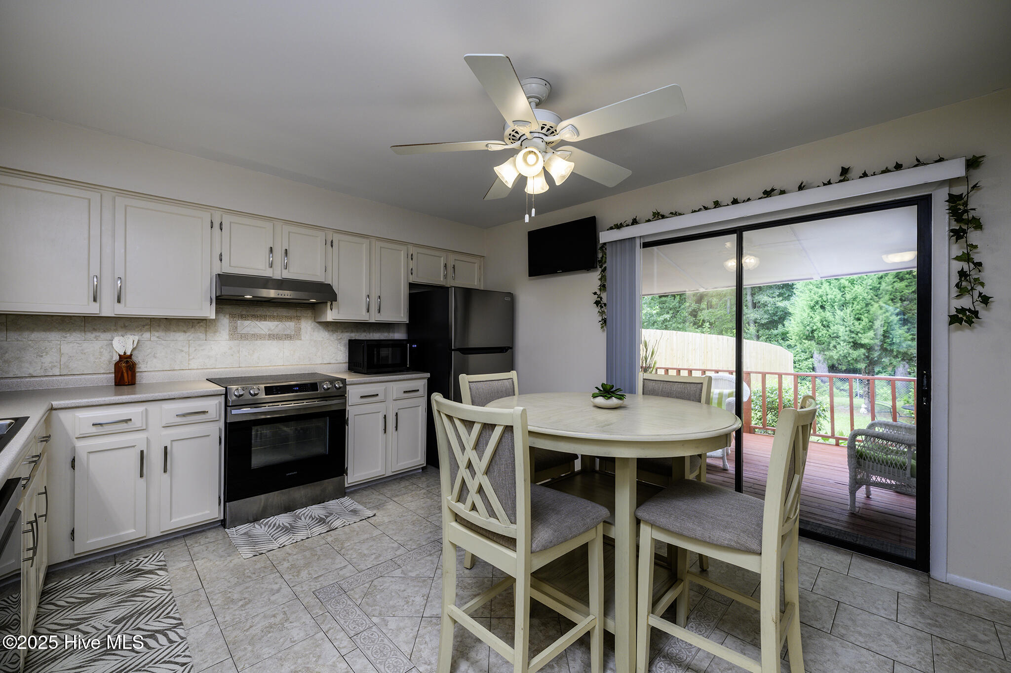 2408 Educational Drive New Bern, NC 28562 - Photo 3 of 38 Kitchen with Back Porch Access