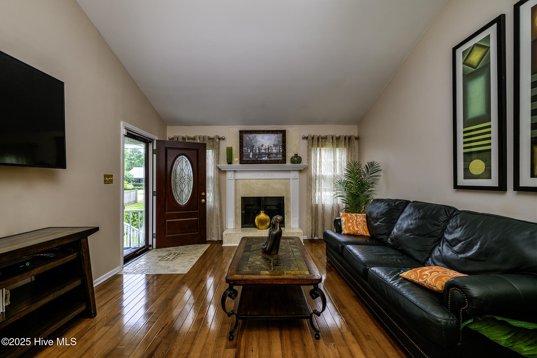 2408 Educational Drive New Bern, NC 28562 - Photo 8 of 38 Living Room