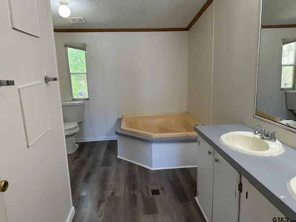 $1,300 | 15184 County Road 1134, Tyler, TX 75709