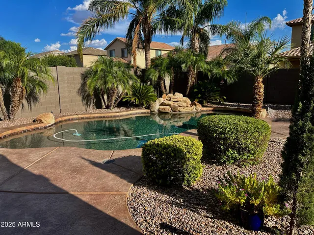 a view of a backyard