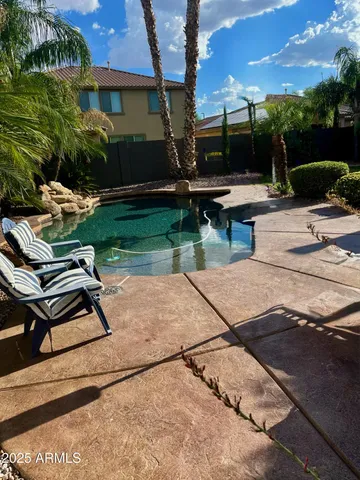 a view of a backyard