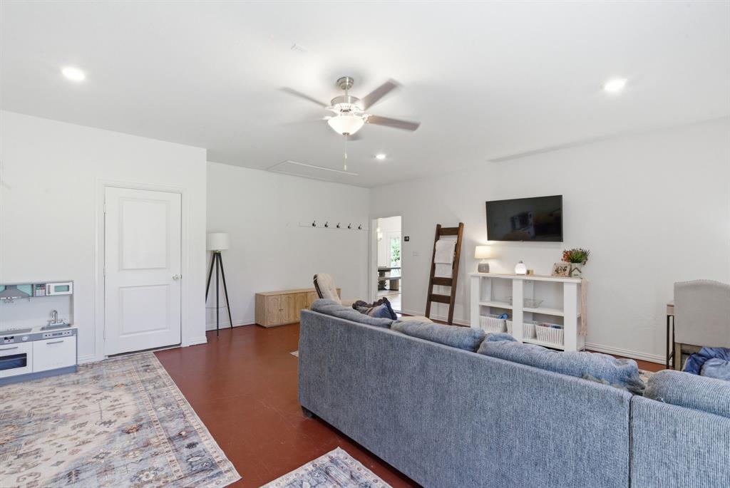 405 Zion Hill Road Weatherford, TX 76088 - Photo 26 of 38 Living room featuring concrete flooring, a ceiling fan, and recessed lighting