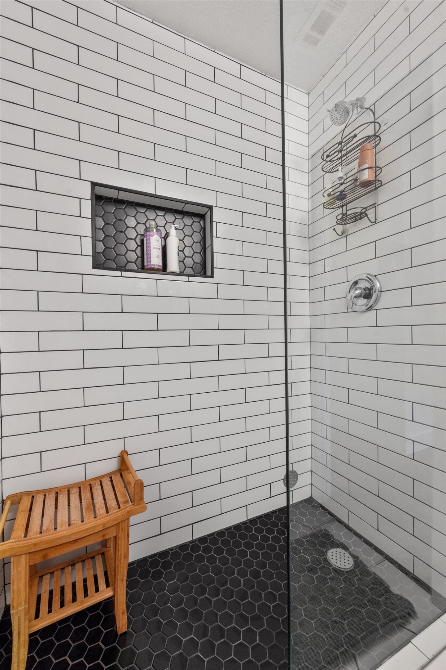 1400 Chippeway Lane Austin, TX 78745 - Photo 15 of 24 Full bathroom featuring tiled shower