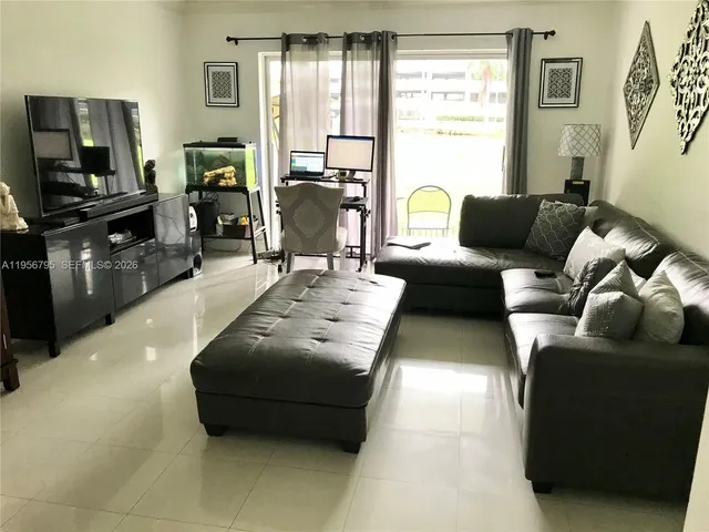 $2,400 | 7328 Southwest 82nd Street, Unit B113, Miami, FL 33143