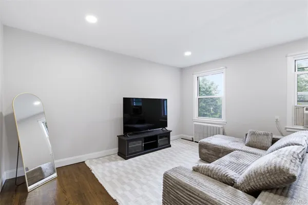 $365,000 | 16 Edwards Street, Unit 3F, Roslyn Heights, NY 11577