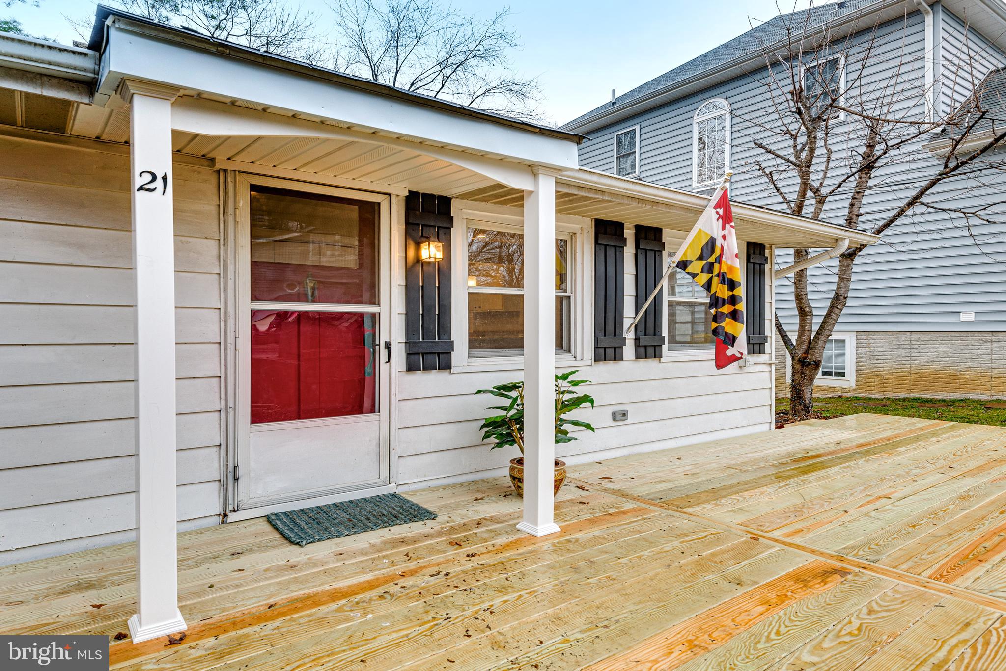 a view of a entrance door of the house