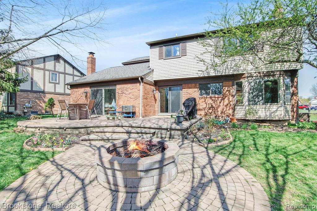 744 Baker Street Rochester Hills, MI 48307 - Photo 2 of 38