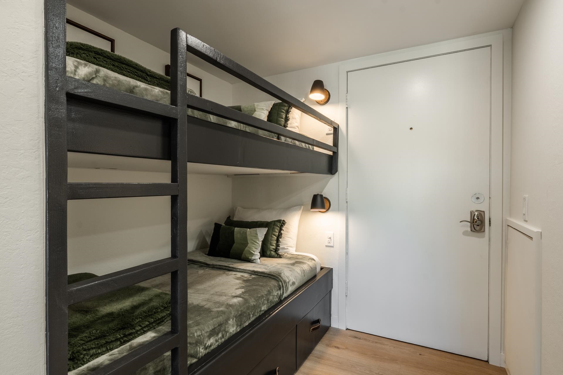 2289 Sierra Nevada Road, Unit F15 Mammoth Lakes, CA 93546 - Photo 19 of 44 a bedroom with a bed and a window