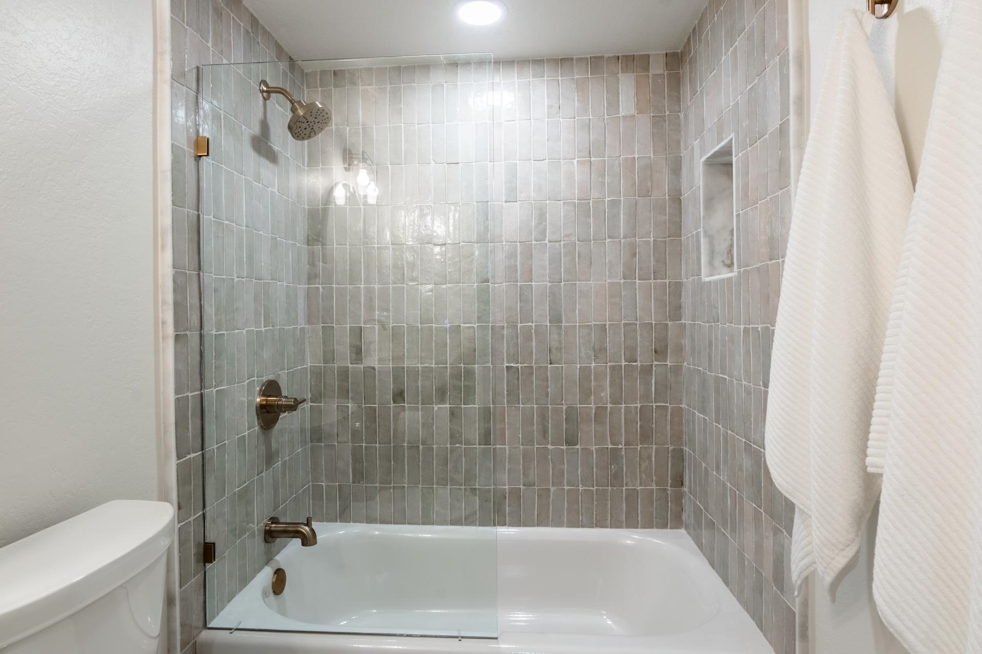 2289 Sierra Nevada Road, Unit F15 Mammoth Lakes, CA 93546 - Photo 26 of 44 a bathroom with a shower and a bathtub