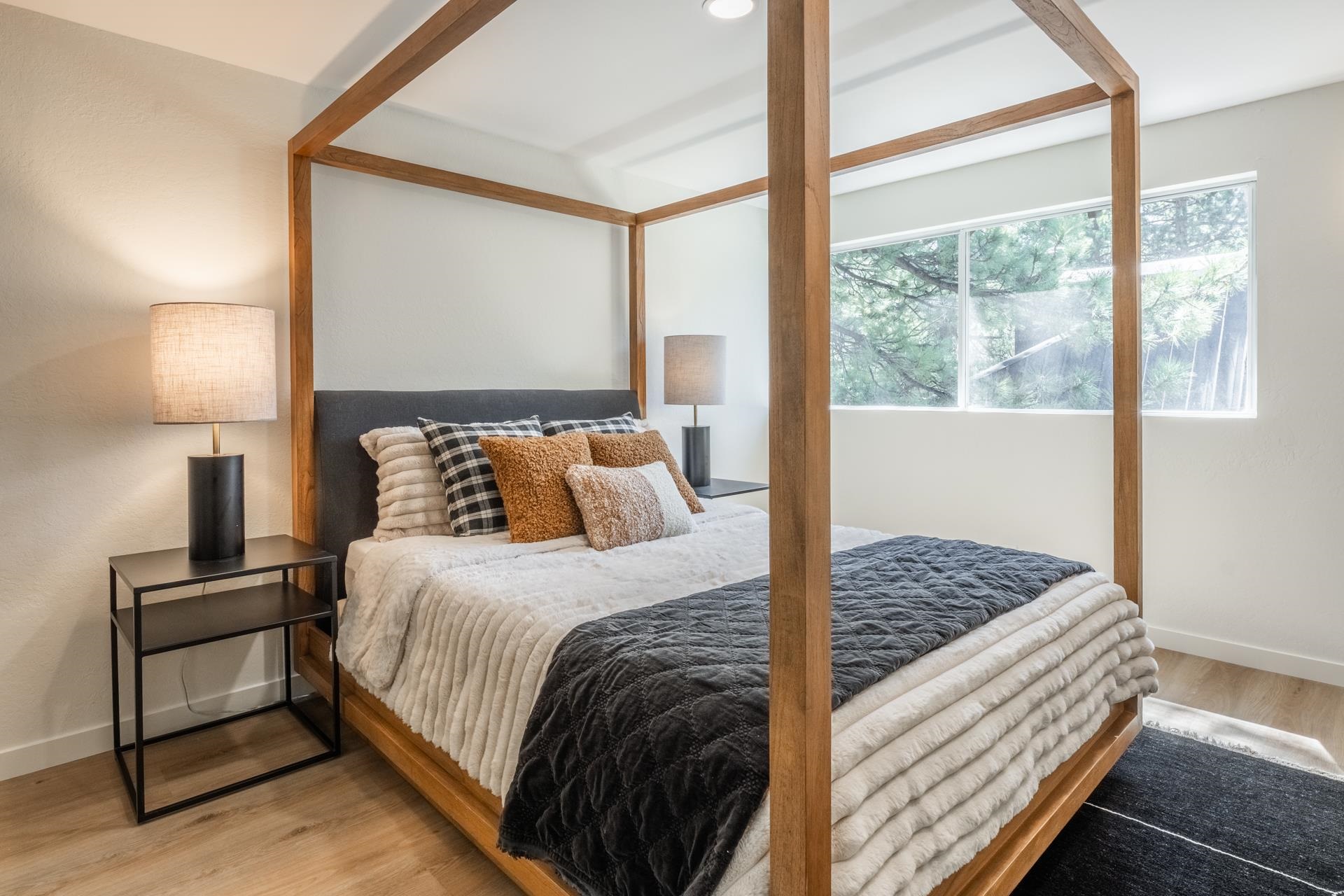 2289 Sierra Nevada Road, Unit F15 Mammoth Lakes, CA 93546 - Photo 29 of 44 a bedroom with a bed and a window