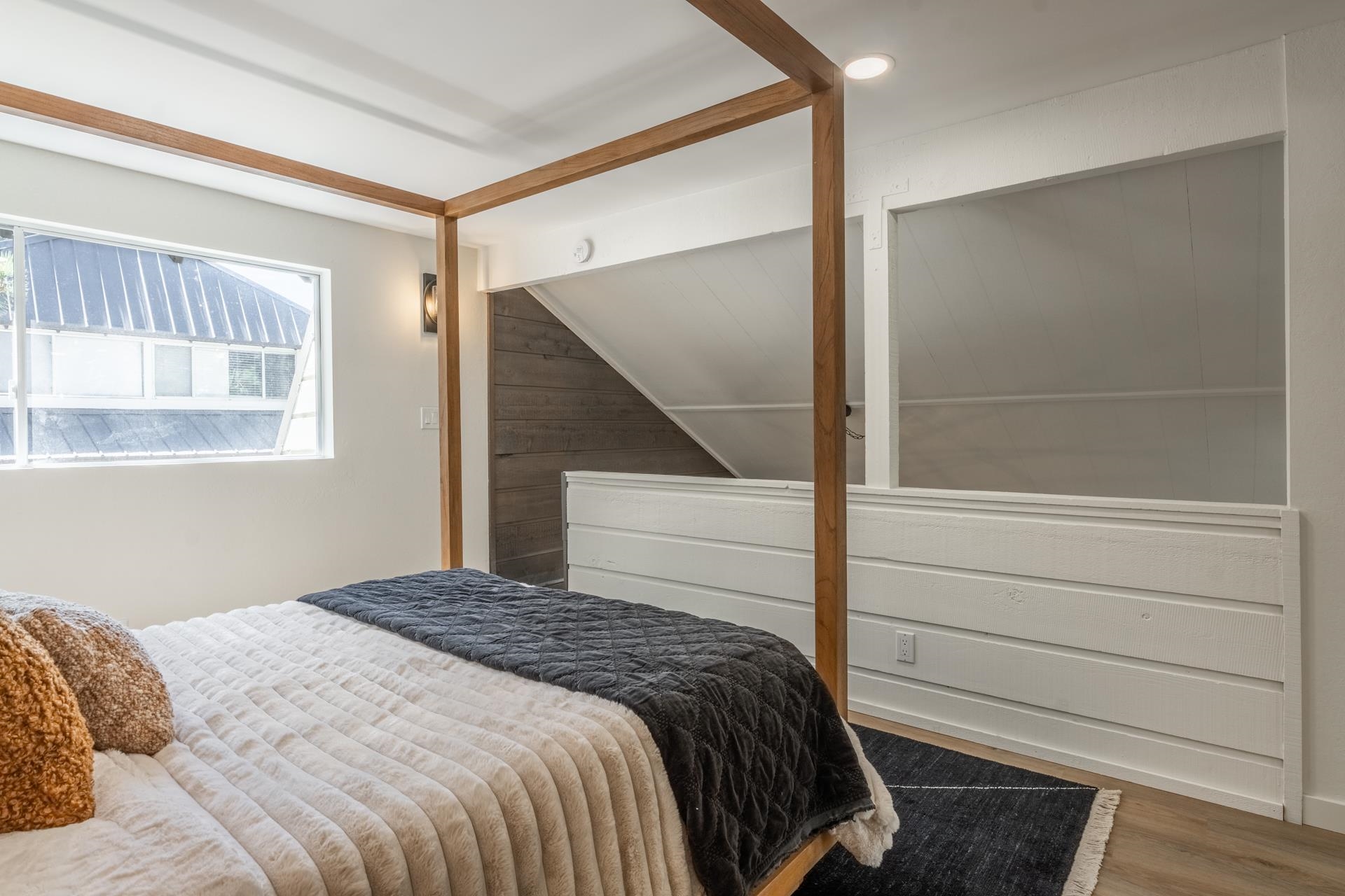 2289 Sierra Nevada Road, Unit F15 Mammoth Lakes, CA 93546 - Photo 30 of 44 a bedroom with a bed and a window