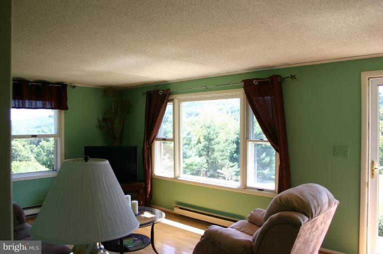 11724 Pleasant Valley Road Smithsburg, MD 21783 - Photo 3 of 17 Living Room