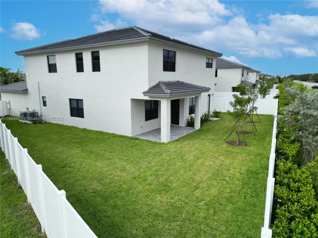 a view of a house with backyard