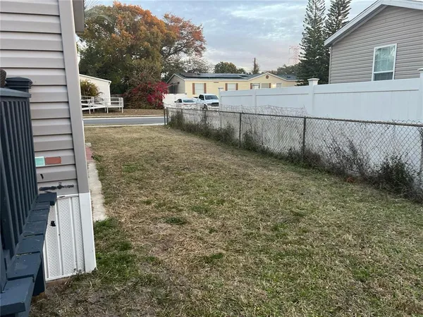a view of a backyard