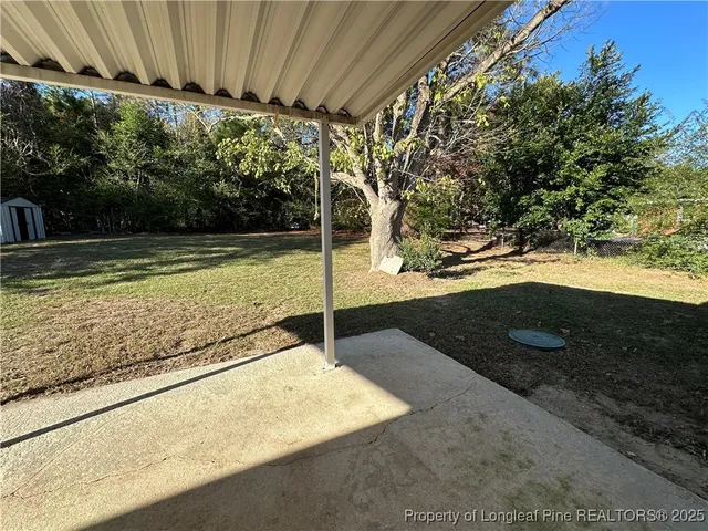 a view of a backyard