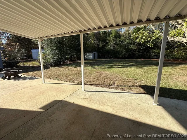 a view of a backyard